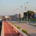  vero, qui non ci sono negozi, ma possiamo andare tranquillamente andare in bici o correre senza paura del traffico o dello smog. Abbiamo anche una pista ciclabile, continua 